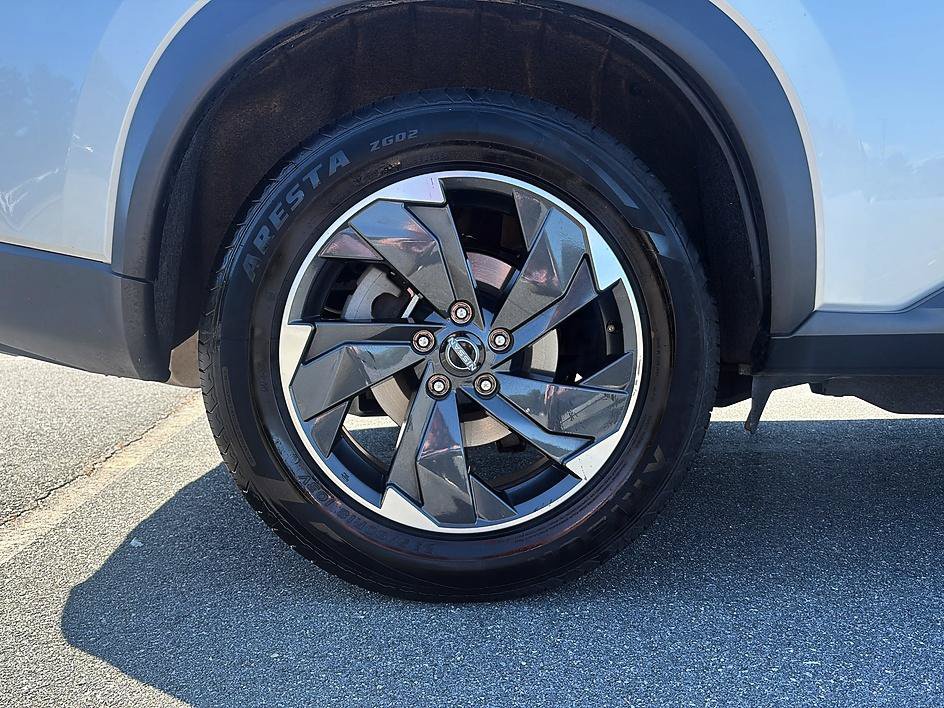 Certified 2025 Nissan Rogue SV AWD/4WD image 11