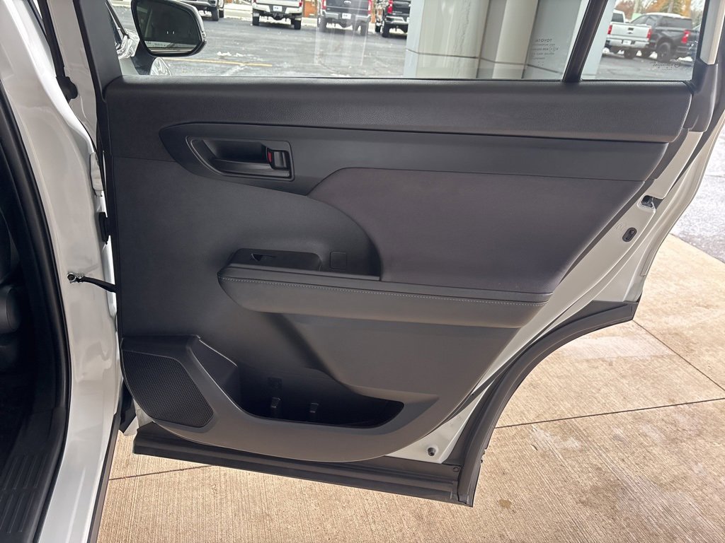 Used 2024 Toyota Highlander LE image 28