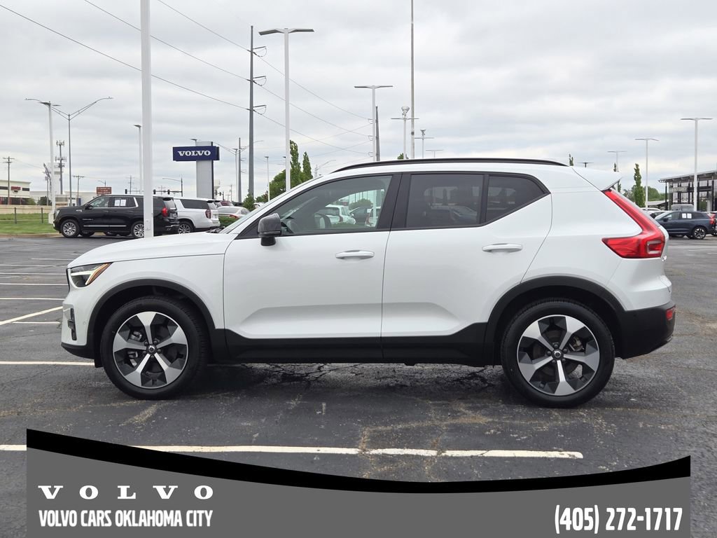 Certified 2025 Volvo XC40 B5 Plus AWD/4WD image 3