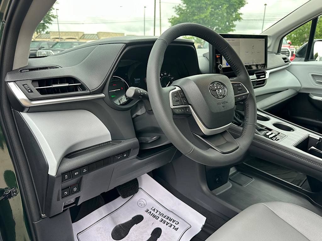 New 2026 Toyota Sienna XLE AWD/4WD image 9
