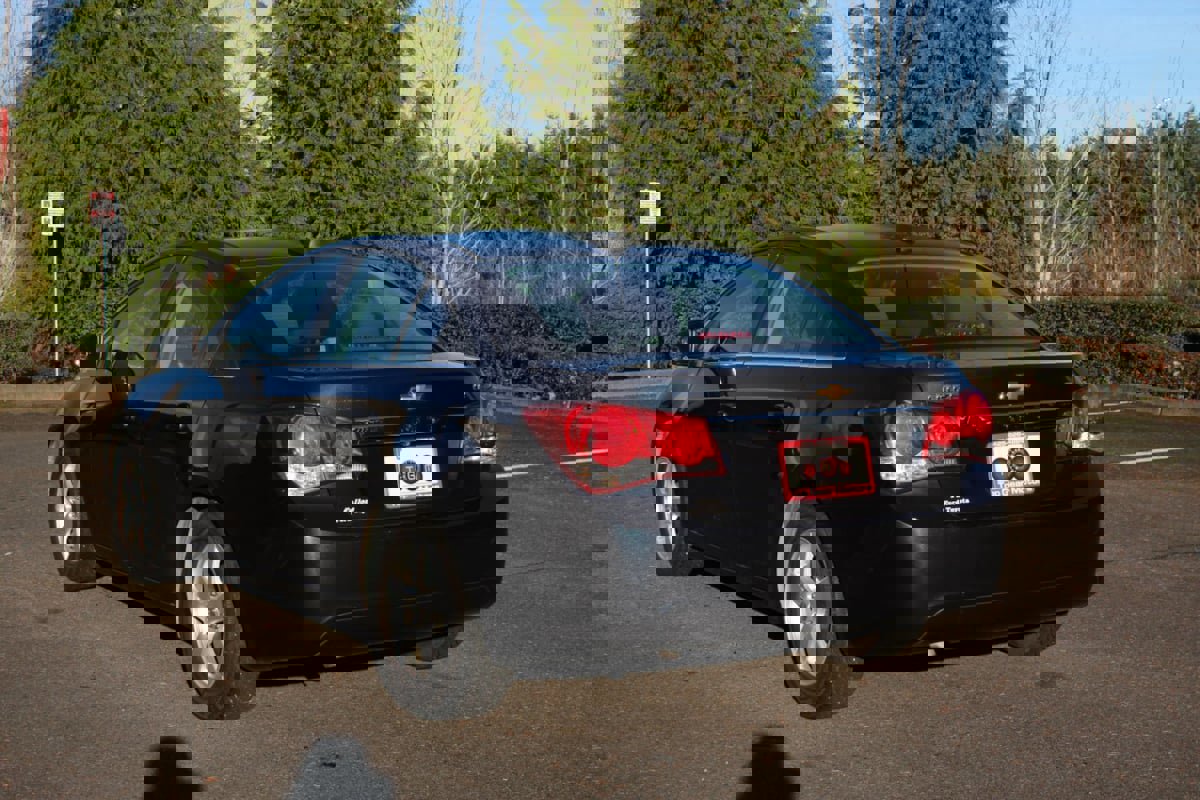 Used 2016 Chevrolet Cruze LT w/ Technology Package image 4