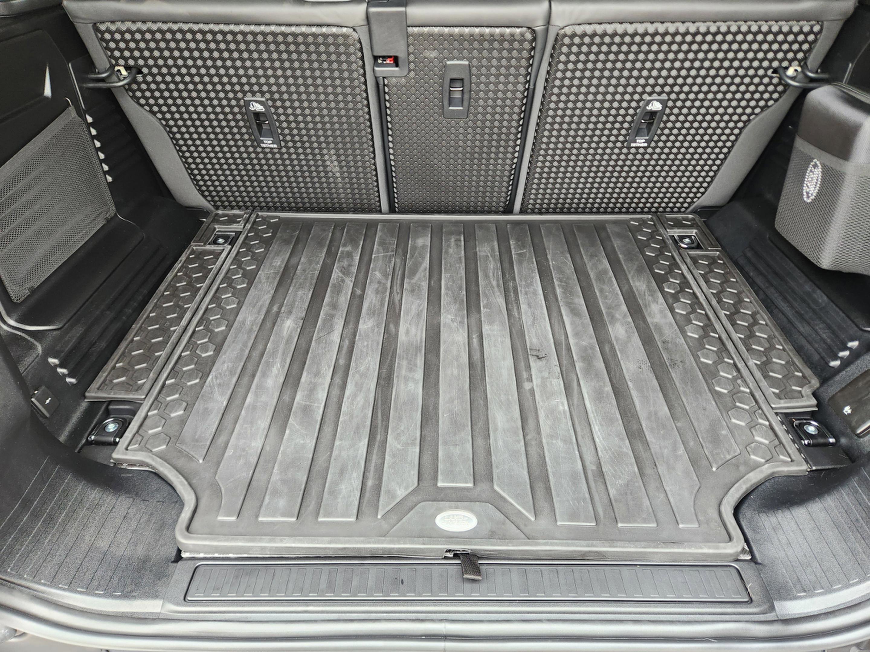 Certified 2025 Land Rover Defender 110 X-Dynamic SE image 29