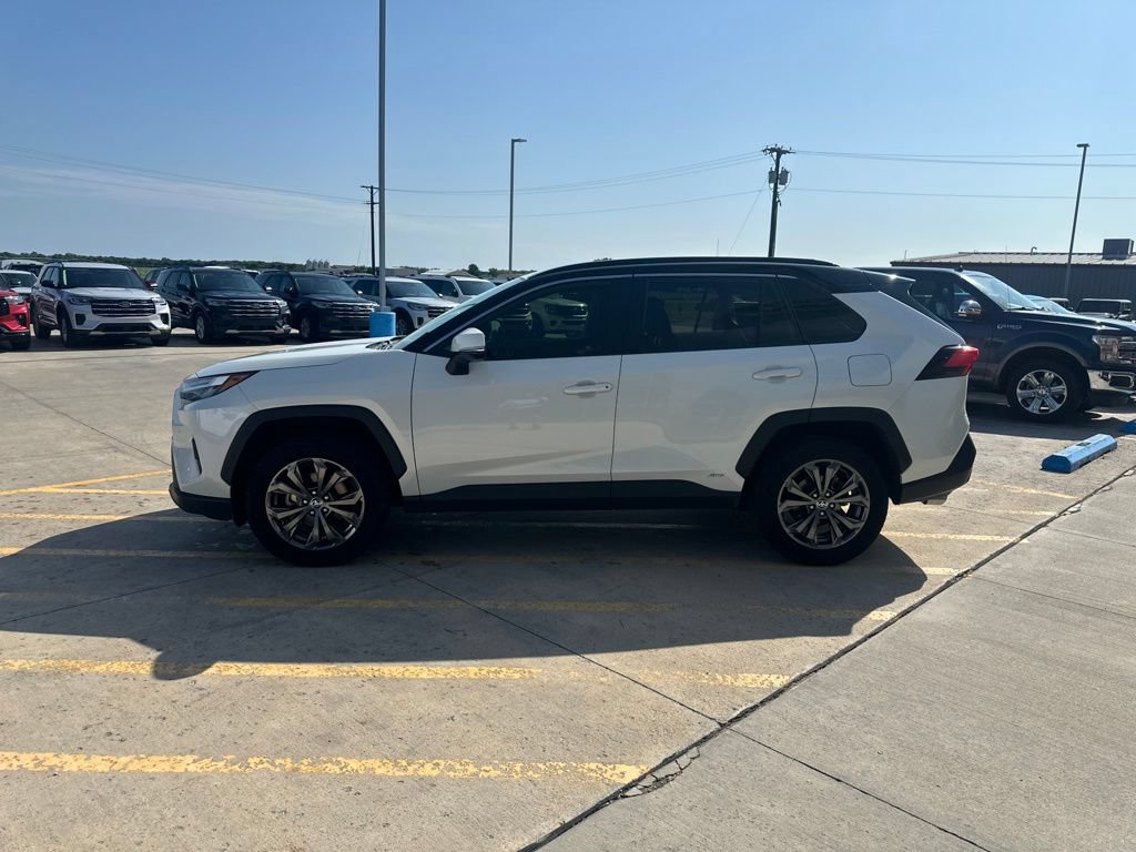 Used 2022 Toyota RAV4 XLE Premium AWD/4WD image 4