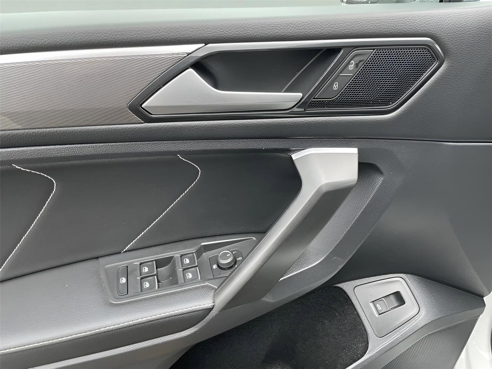 Used 2022 Volkswagen Tiguan SE R-Line image 24