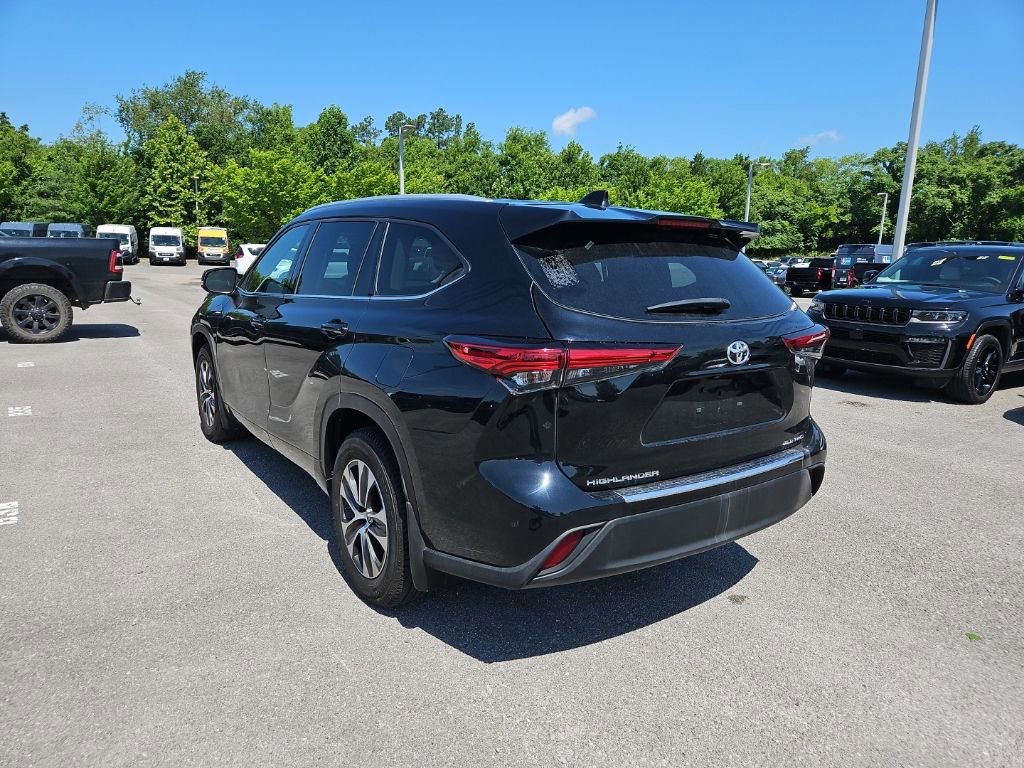 Used 2022 Toyota Highlander XLE AWD/4WD image 5