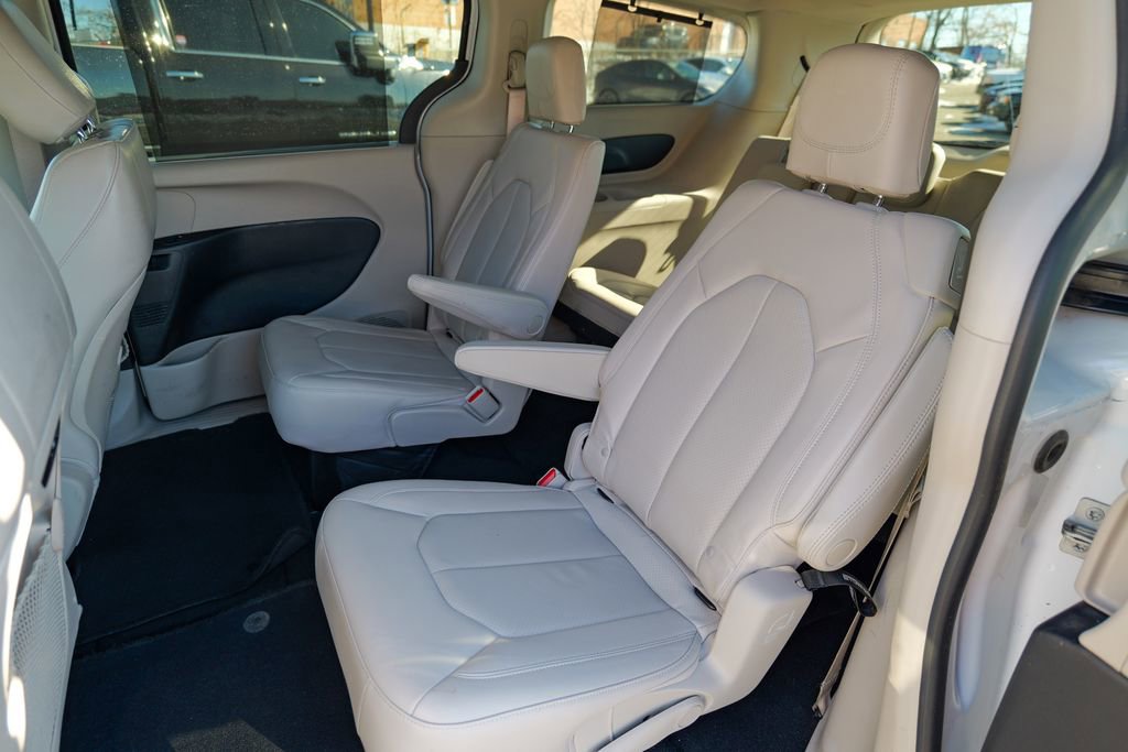 Used 2021 Chrysler Pacifica Touring-L AWD/4WD image 21
