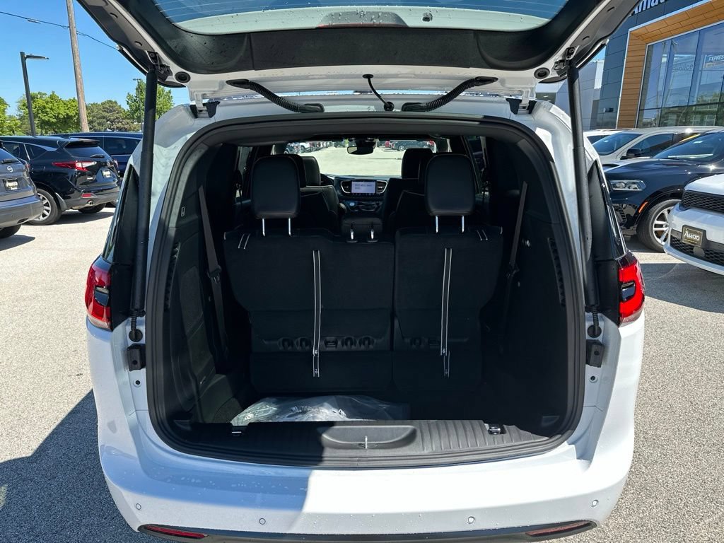 New 2027 Chrysler Pacifica Limited FWD image 11