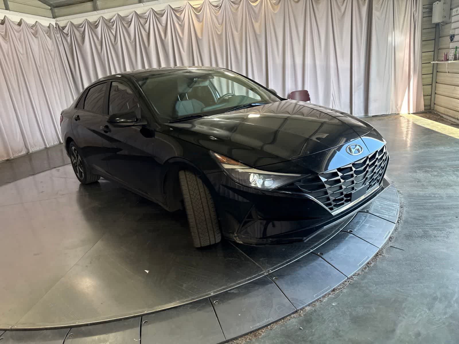 Used 2023 Hyundai Elantra SEL w/ Convenience Package FWD image 3