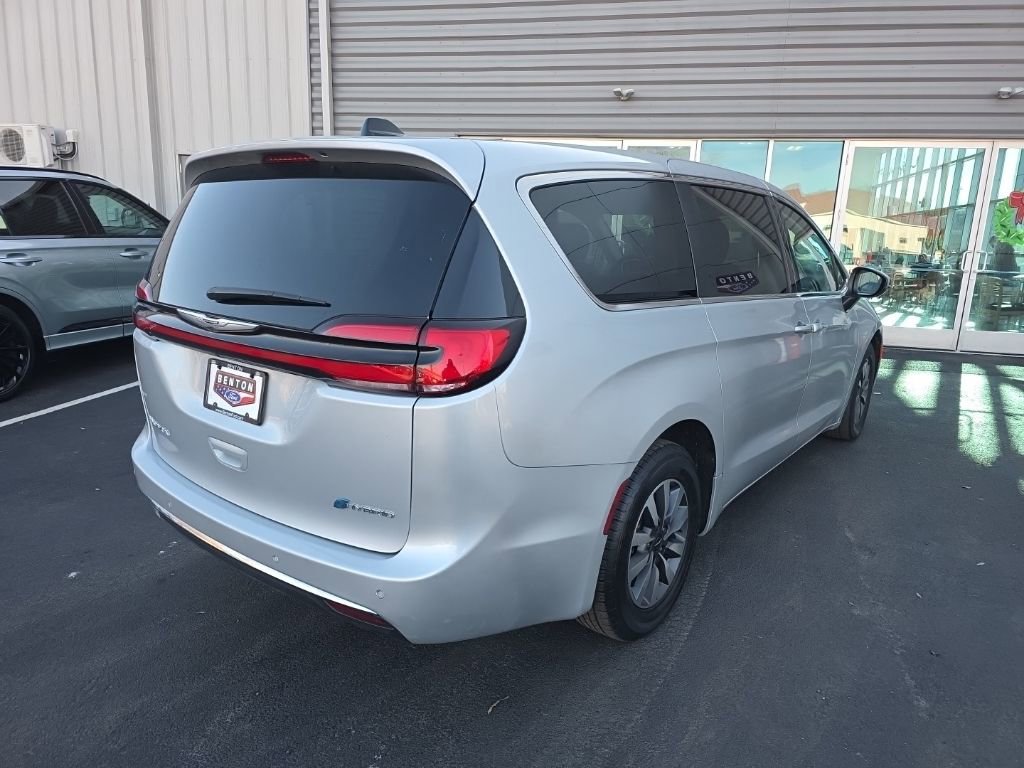 Used 2023 Chrysler Pacifica Touring-L image 8