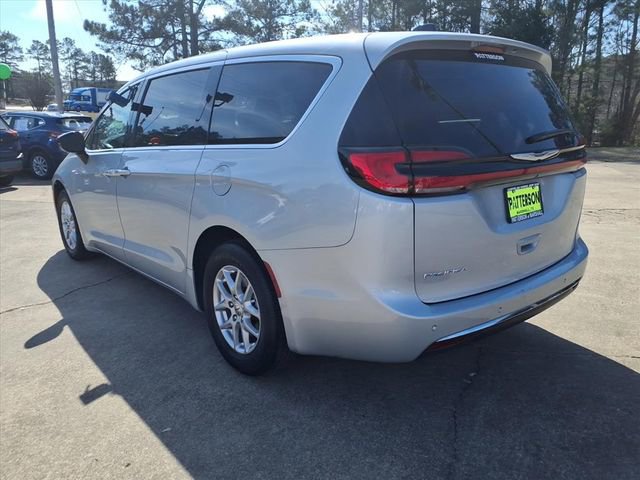 Used 2024 Chrysler Pacifica Touring-L image 4