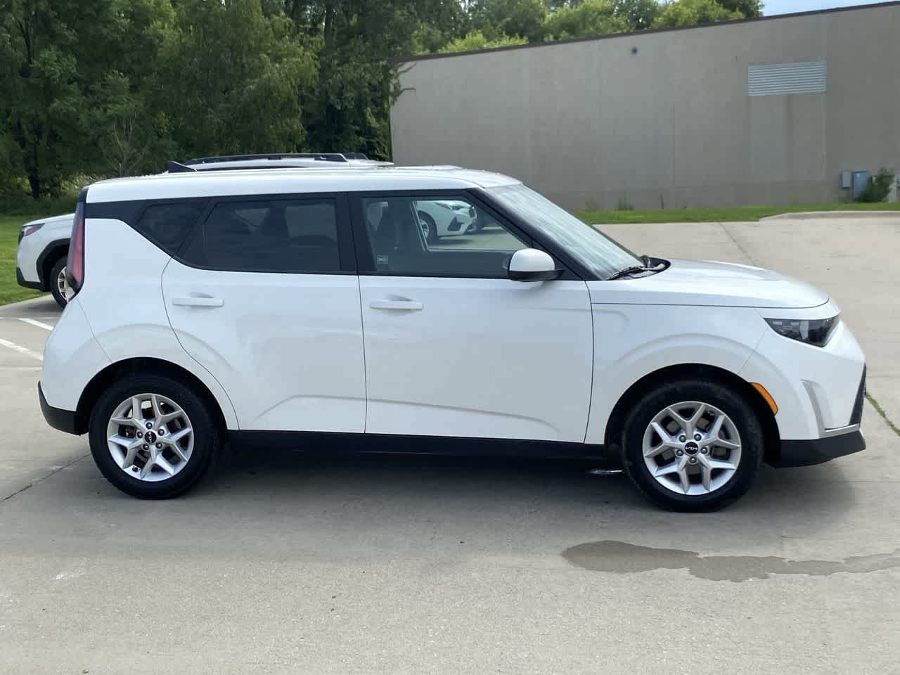 Used 2023 Kia Soul LX w/ LX Technology Package FWD image 7