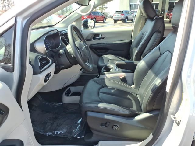 Used 2024 Chrysler Pacifica Touring-L FWD image 11