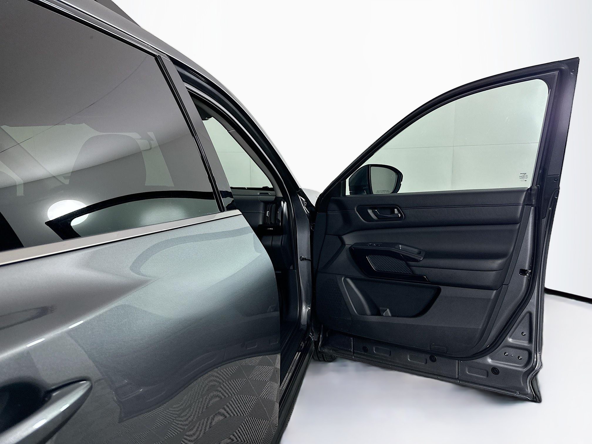 Used 2025 Nissan Pathfinder SV FWD image 34