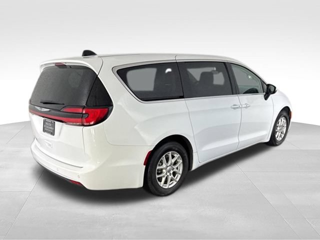 Used 2023 Chrysler Pacifica Touring-L FWD image 5