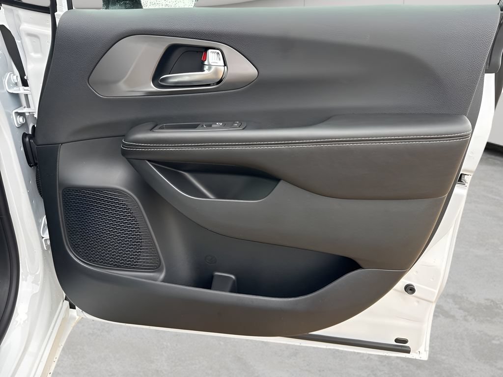 New 2026 Chrysler Pacifica Select AWD/4WD image 10