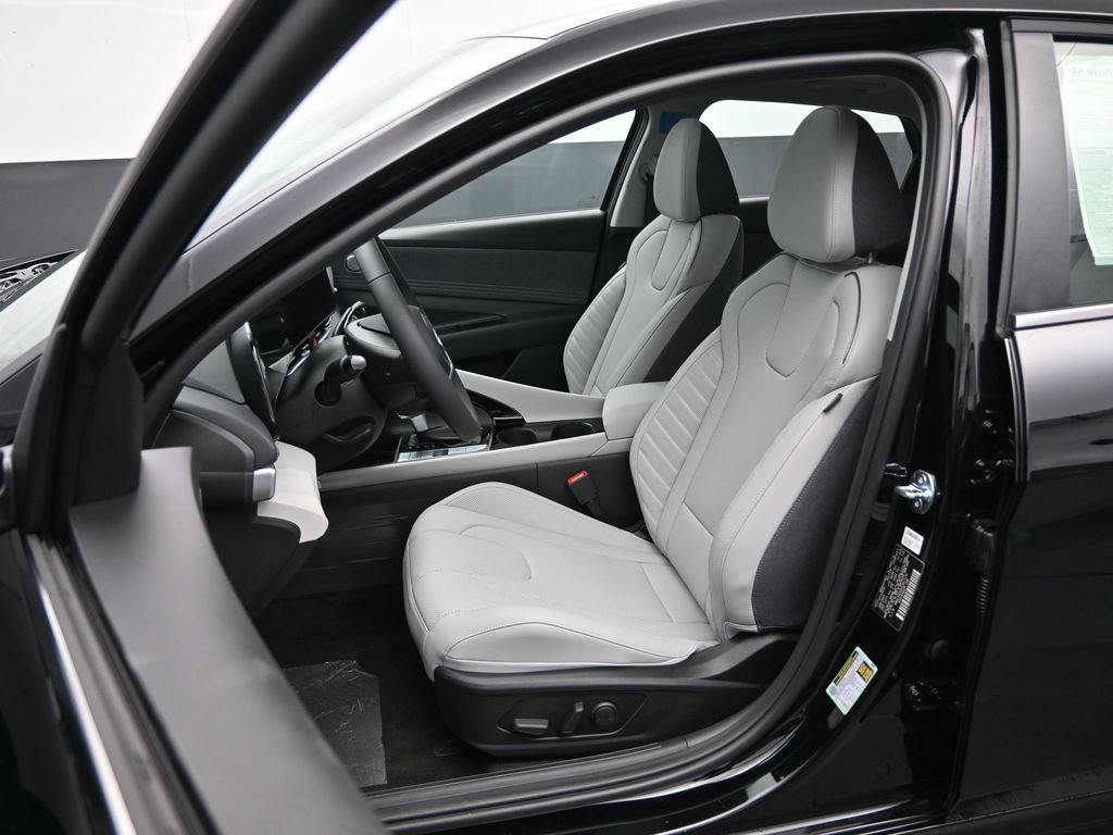 New 2025 Hyundai Elantra Limited image 25