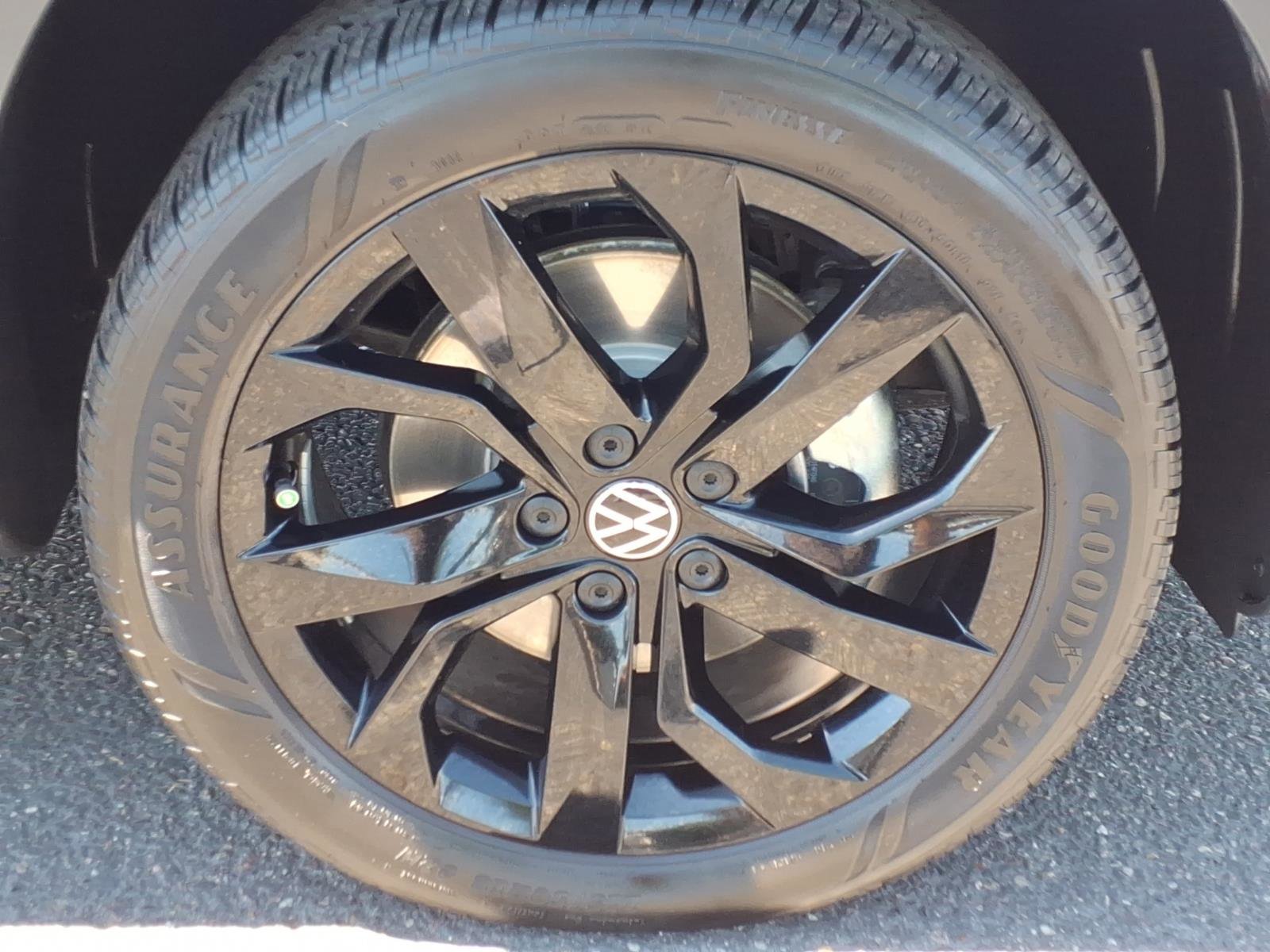 Certified 2023 Volkswagen Taos SE w/ Black Wheel Package image 9