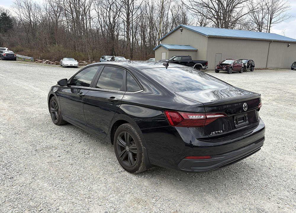 Used 2024 Volkswagen Jetta SE w/ Panoramic Sunroof Package image 2