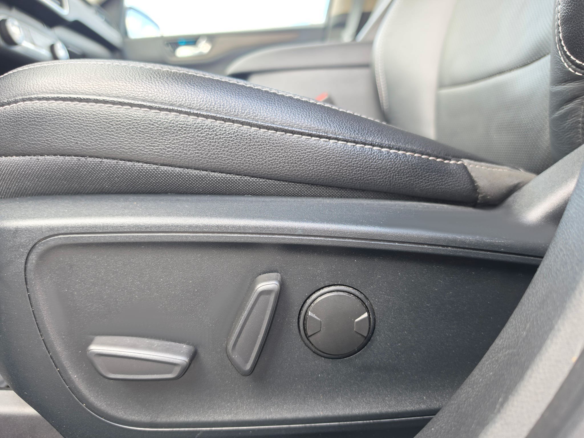 Used 2020 Ford Escape Titanium AWD/4WD image 12
