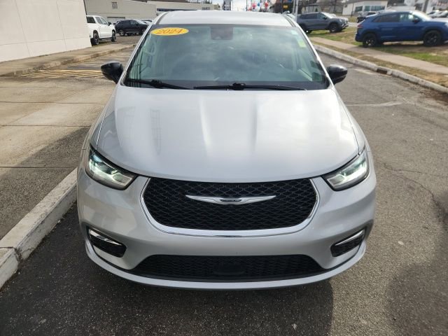 Used 2024 Chrysler Pacifica Touring-L FWD image 3