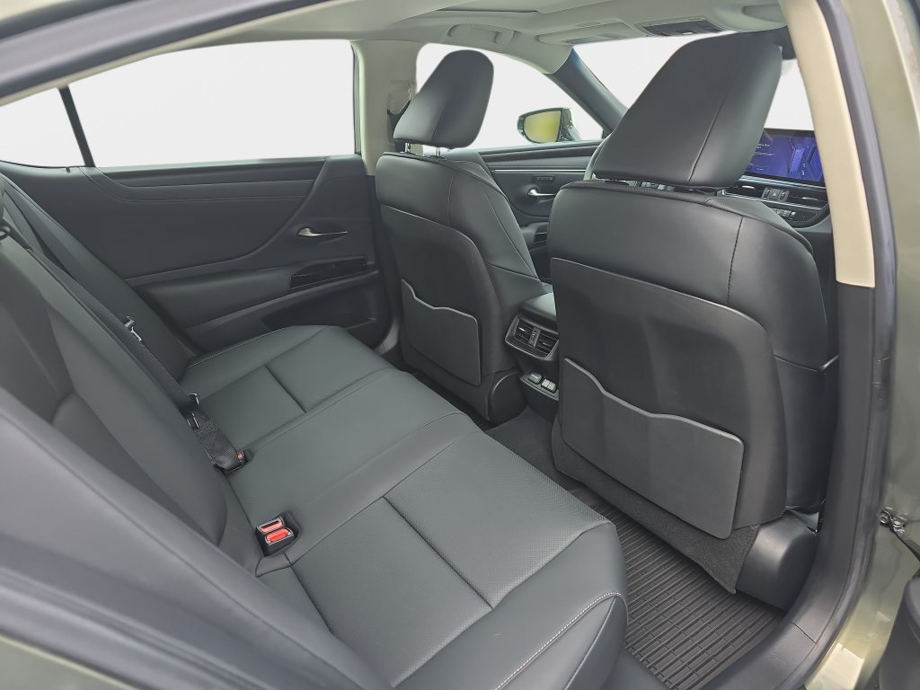 Used 2025 Lexus ES 300h w/ Premium Package FWD image 14