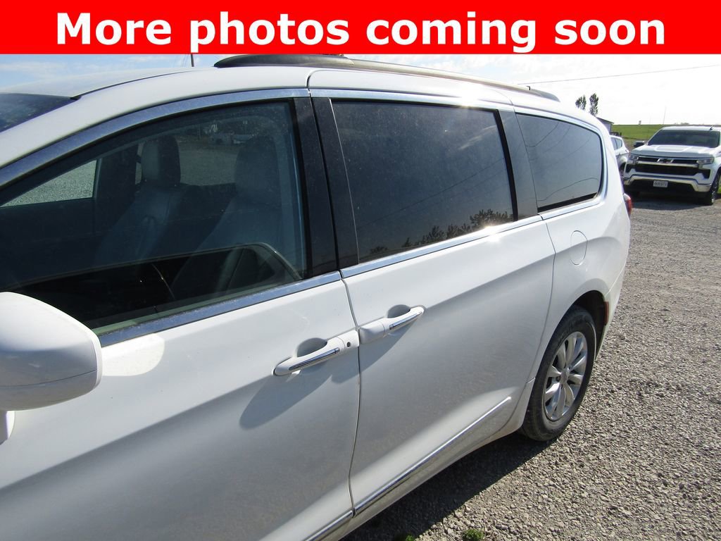Used 2017 Chrysler Pacifica Touring-L FWD image 2