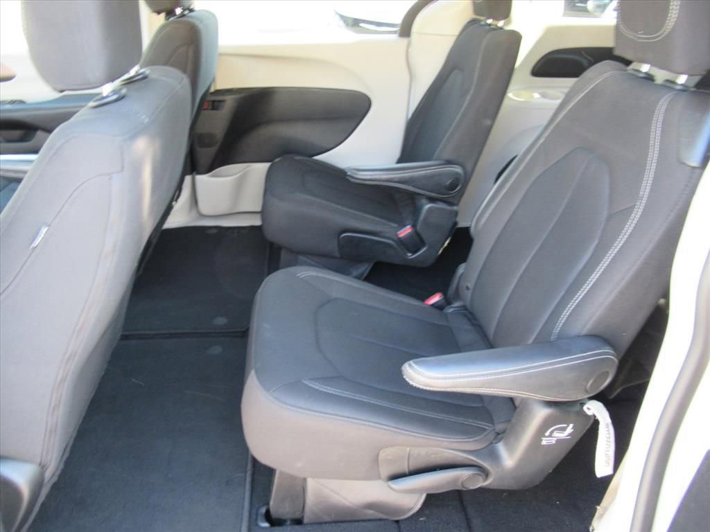 Used 2022 Chrysler Voyager LX image 28