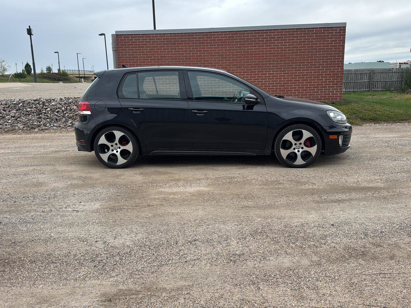 Used 2011 Volkswagen Golf 4-Door FWD image 3
