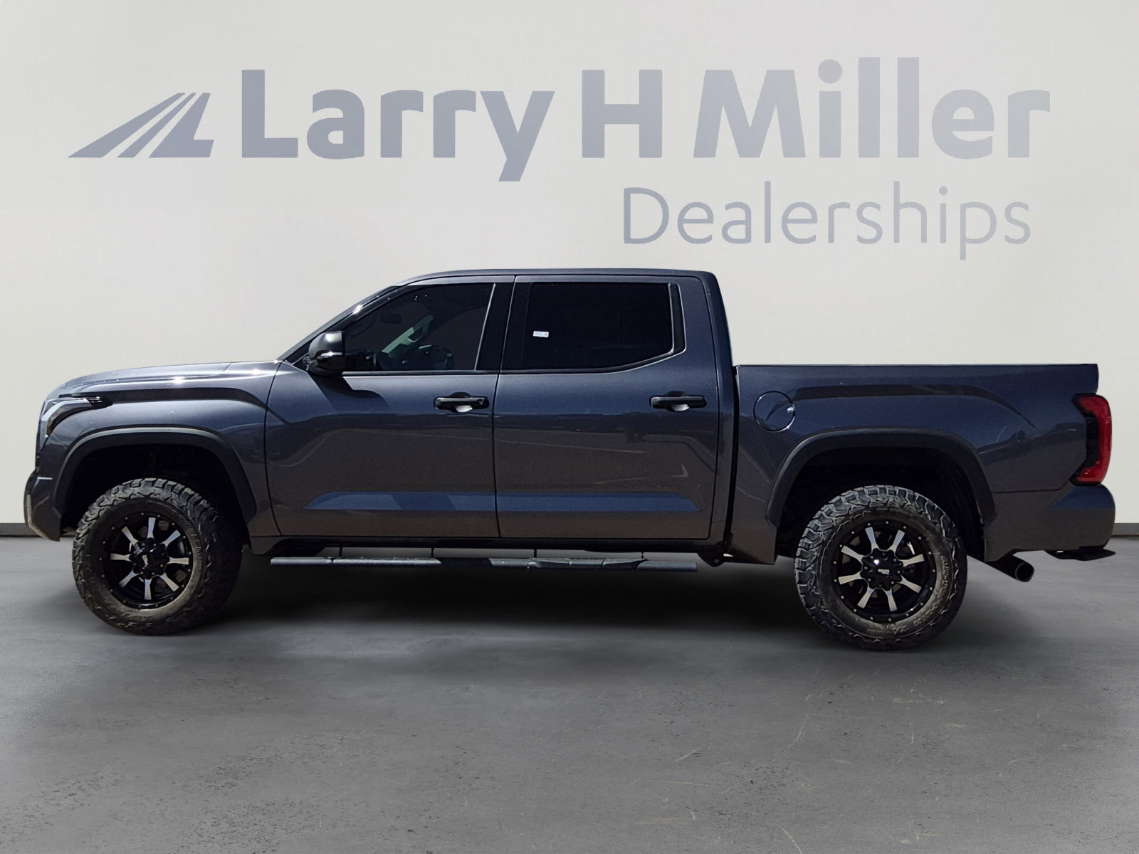 Used 2023 Toyota Tundra SR5 w/ SR5 Convenience Package AWD/4WD image 2