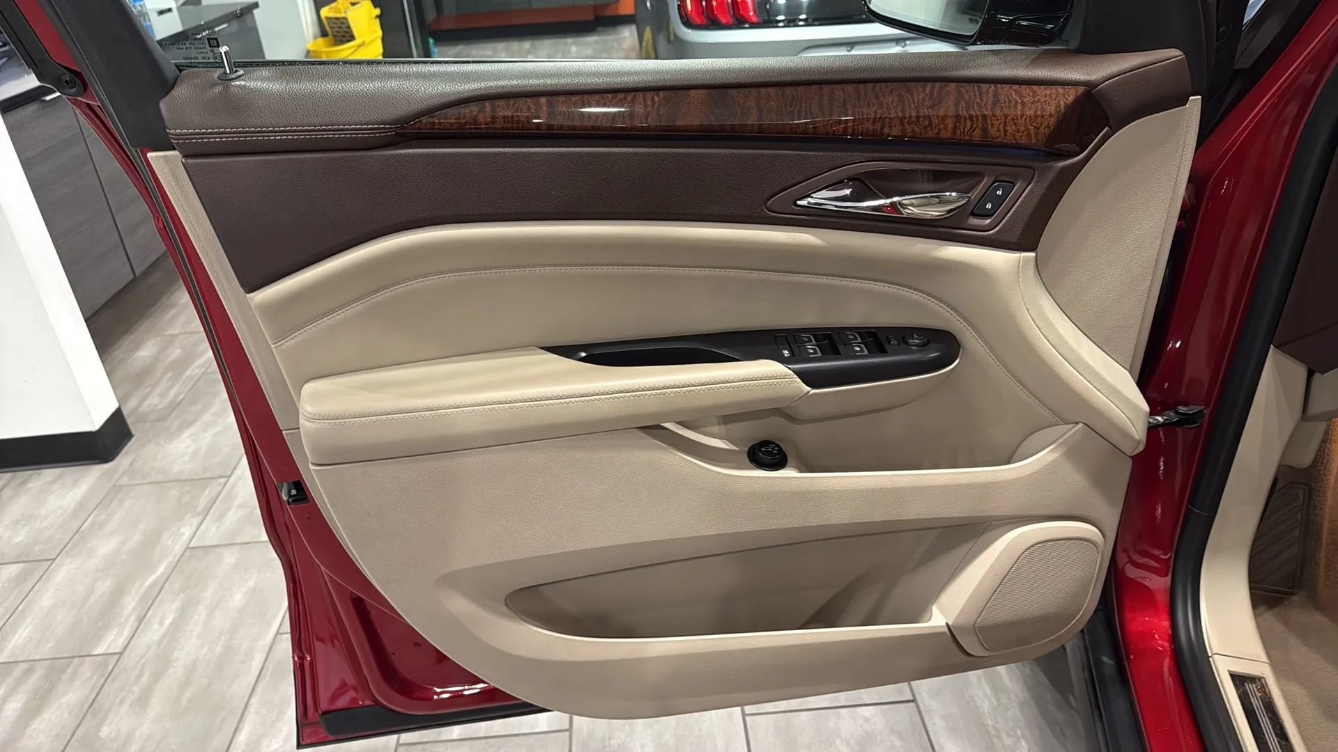 Used 2015 Cadillac SRX Luxury w/ Driver Awareness Package FWD image 15