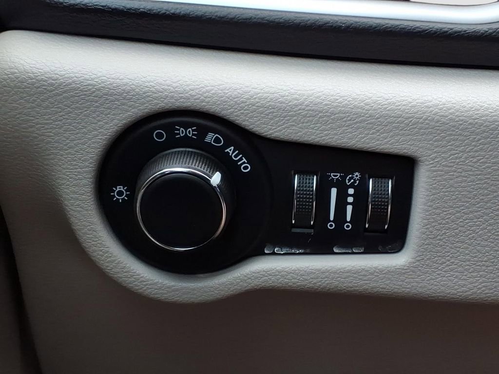 Used 2022 Chrysler Voyager LX FWD image 21