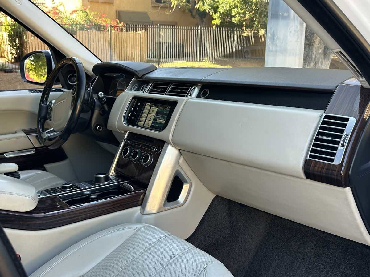 Used 2014 Land Rover Range Rover HSE image 12