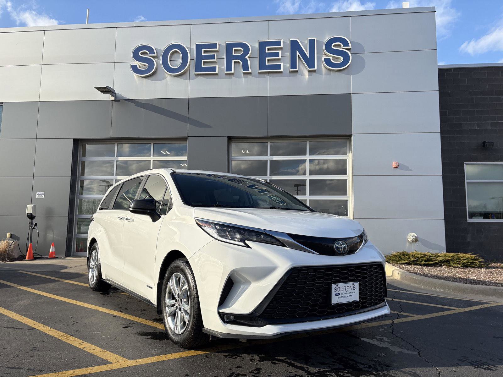Used 2021 Toyota Sienna XSE image 1