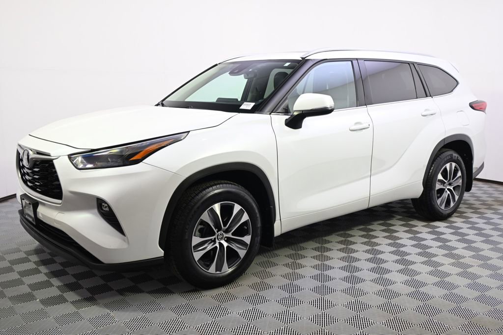 Used 2022 Toyota Highlander XLE image 2