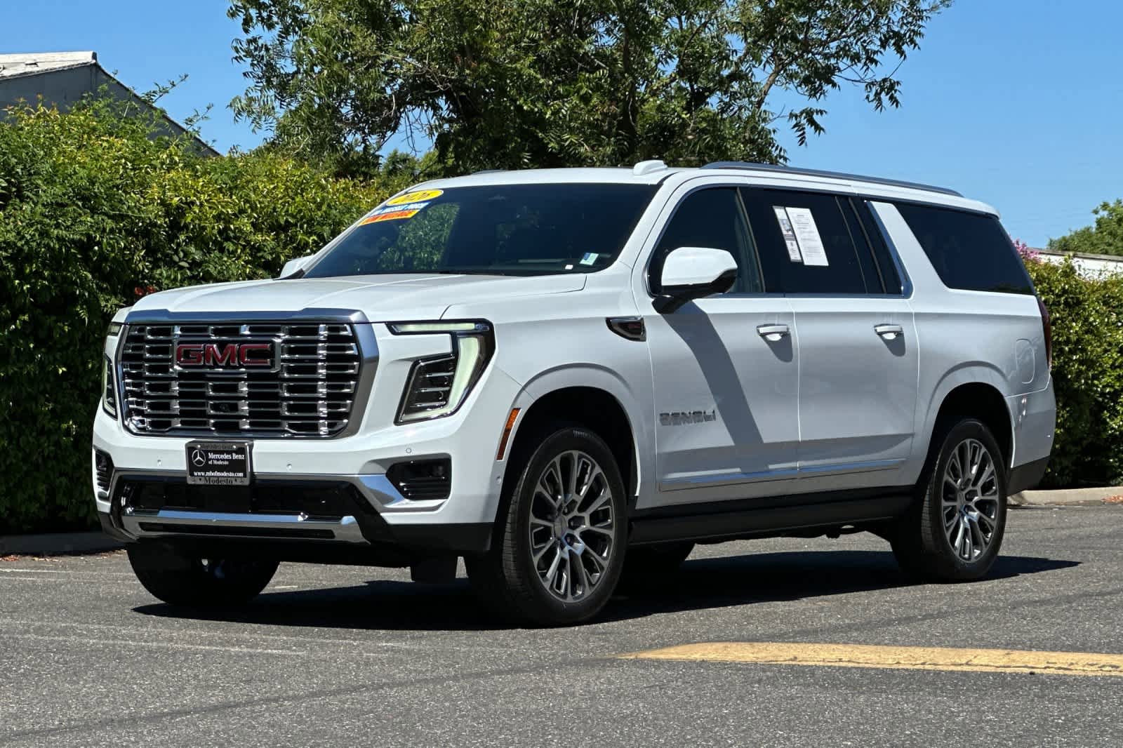 Used 2026 GMC Yukon XL Denali w/ Sun & Power Step Package AWD/4WD image 7