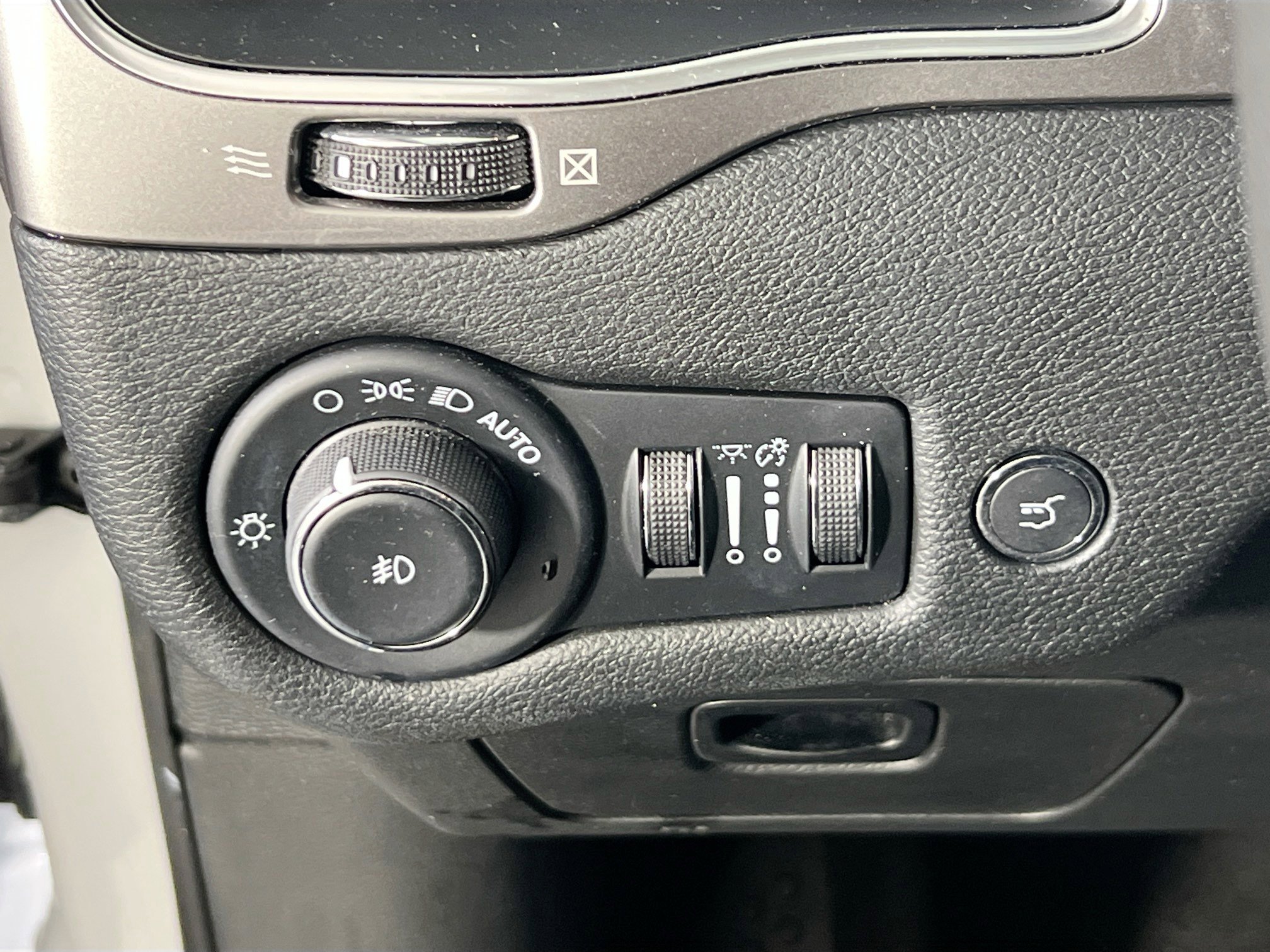 Used 2022 Jeep Cherokee Latitude Lux AWD/4WD image 10