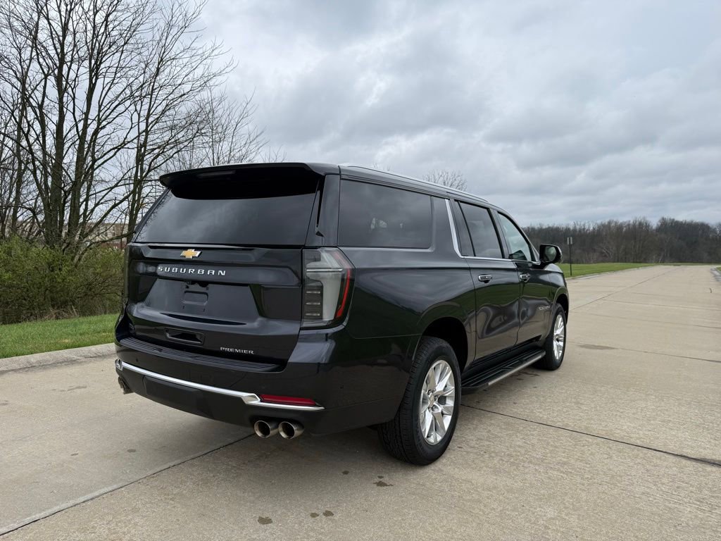 Used 2025 Chevrolet Suburban Premier image 3