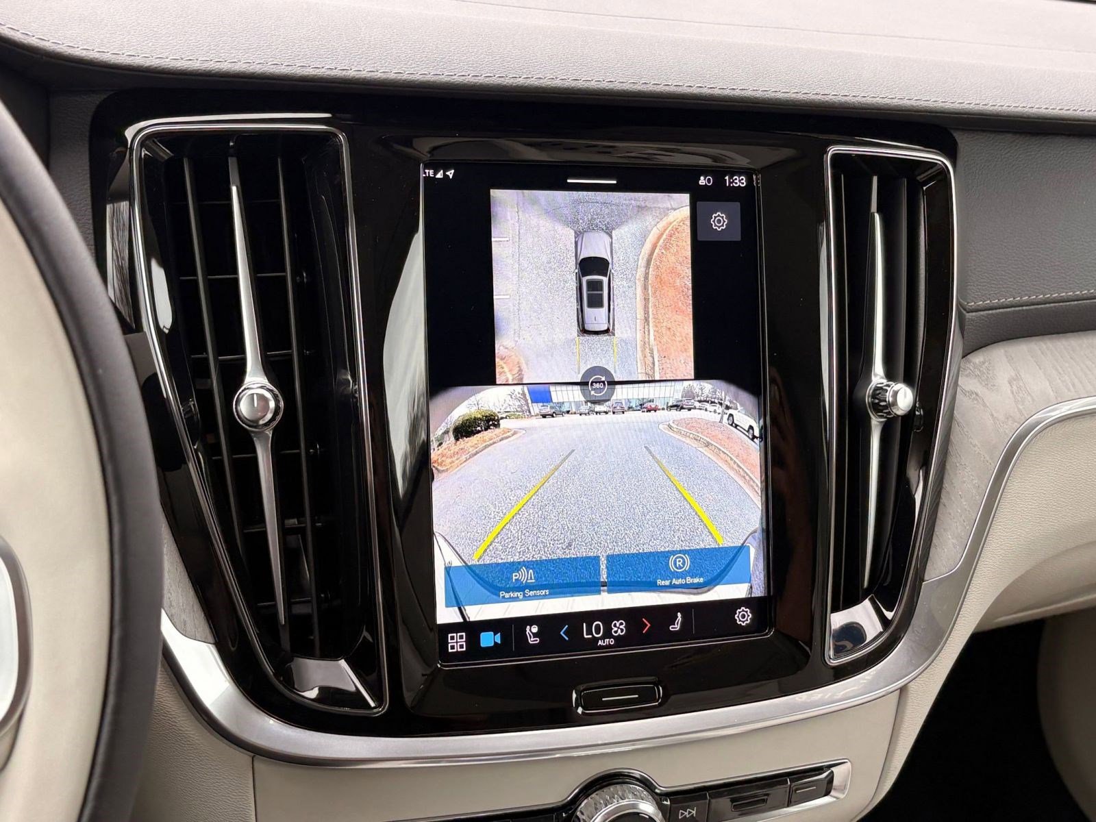 Certified 2025 Volvo V60 B5 Cross Country Ultra w/ Protection Package Premier image 30