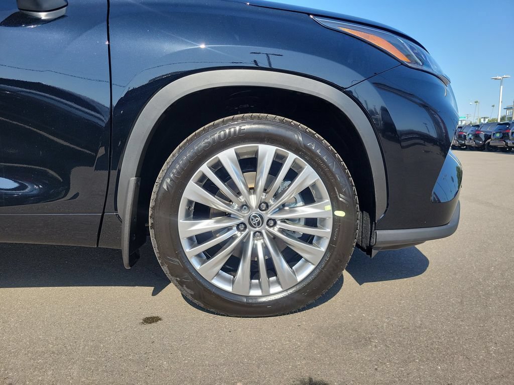 New 2026 Toyota Highlander Platinum AWD/4WD image 6