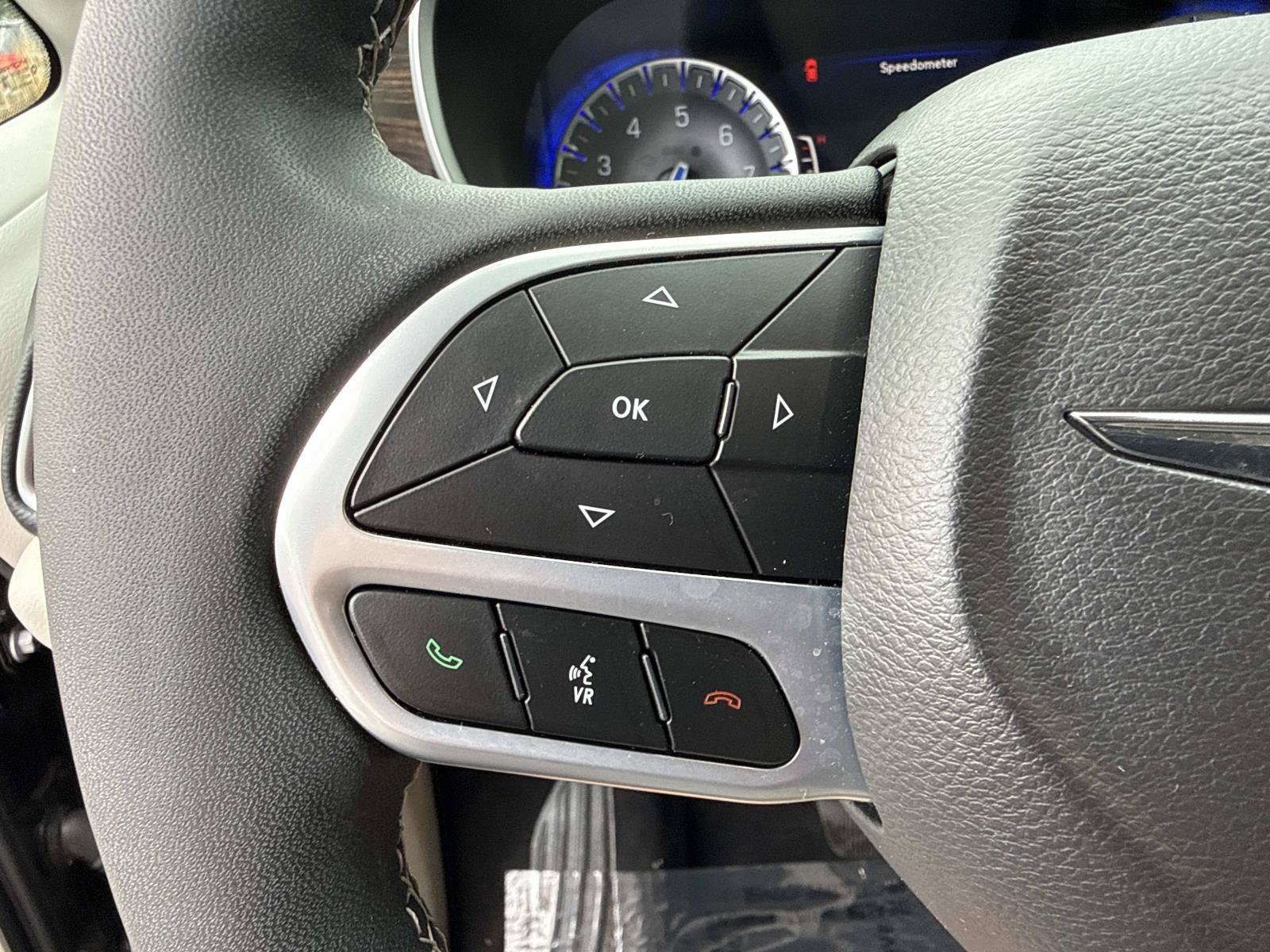 Used 2024 Chrysler Pacifica Limited FWD image 34