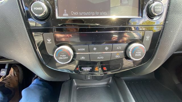 Used 2017 Nissan Rogue Sport SV w/ SV Premium Package AWD/4WD image 27