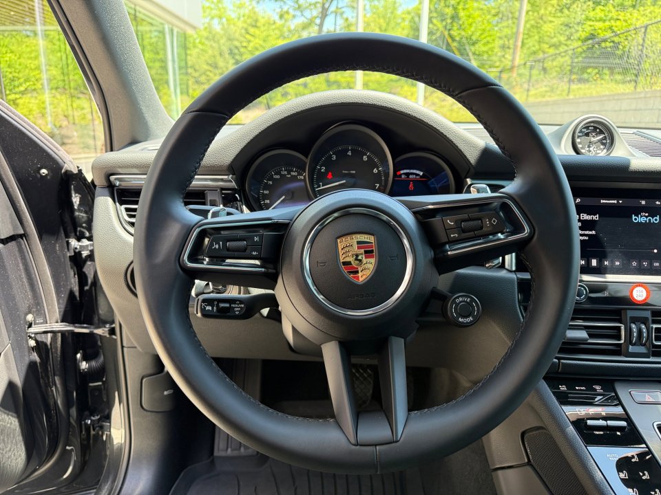 Certified 2026 Porsche Macan Turbo AWD/4WD image 15