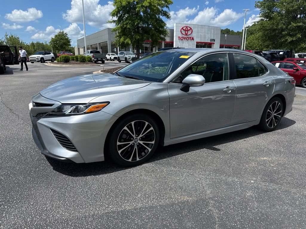 Used 2019 Toyota Camry SE w/ Audio Package FWD image 2