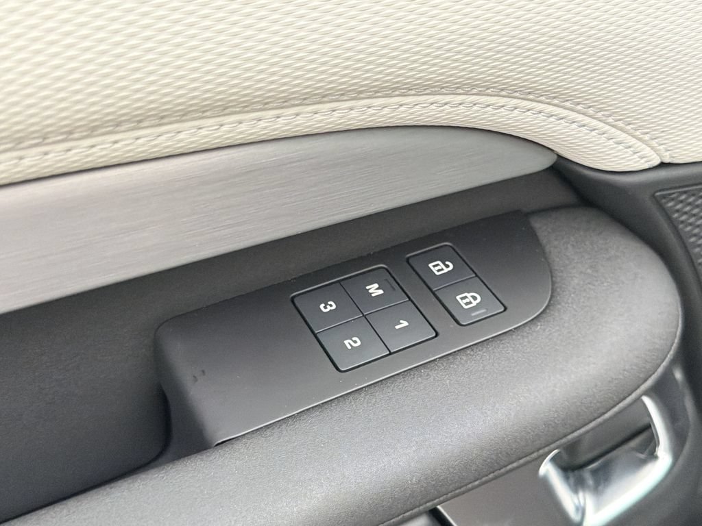 New 2026 Land Rover Discovery Limited Edition AWD/4WD image 21