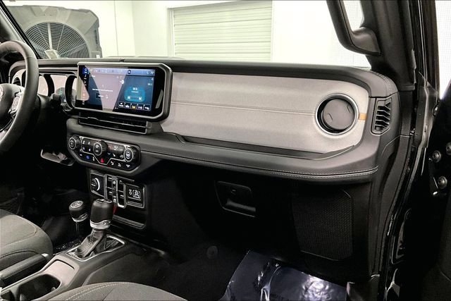 Used 2025 Jeep Wrangler Unlimited Sahara w/ Safety Group image 19