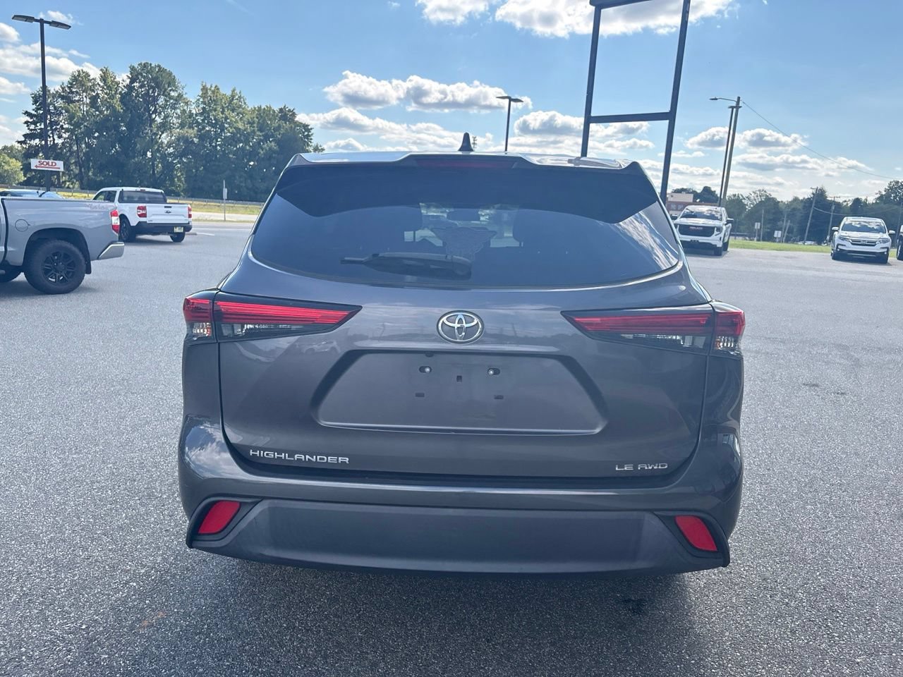 Used 2022 Toyota Highlander LE AWD/4WD image 6