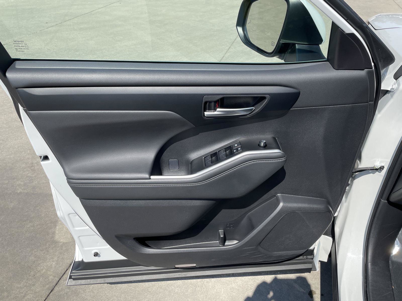 Used 2025 Toyota Highlander XLE AWD/4WD image 23