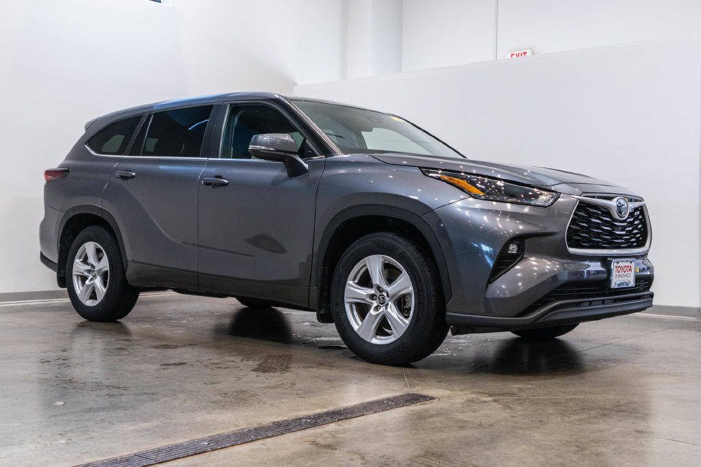 Used 2025 Toyota Highlander LE AWD/4WD image 1