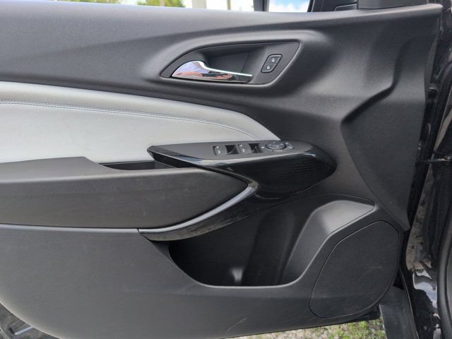 Used 2025 Chevrolet Trax LT w/ LT Convenience Package FWD image 11
