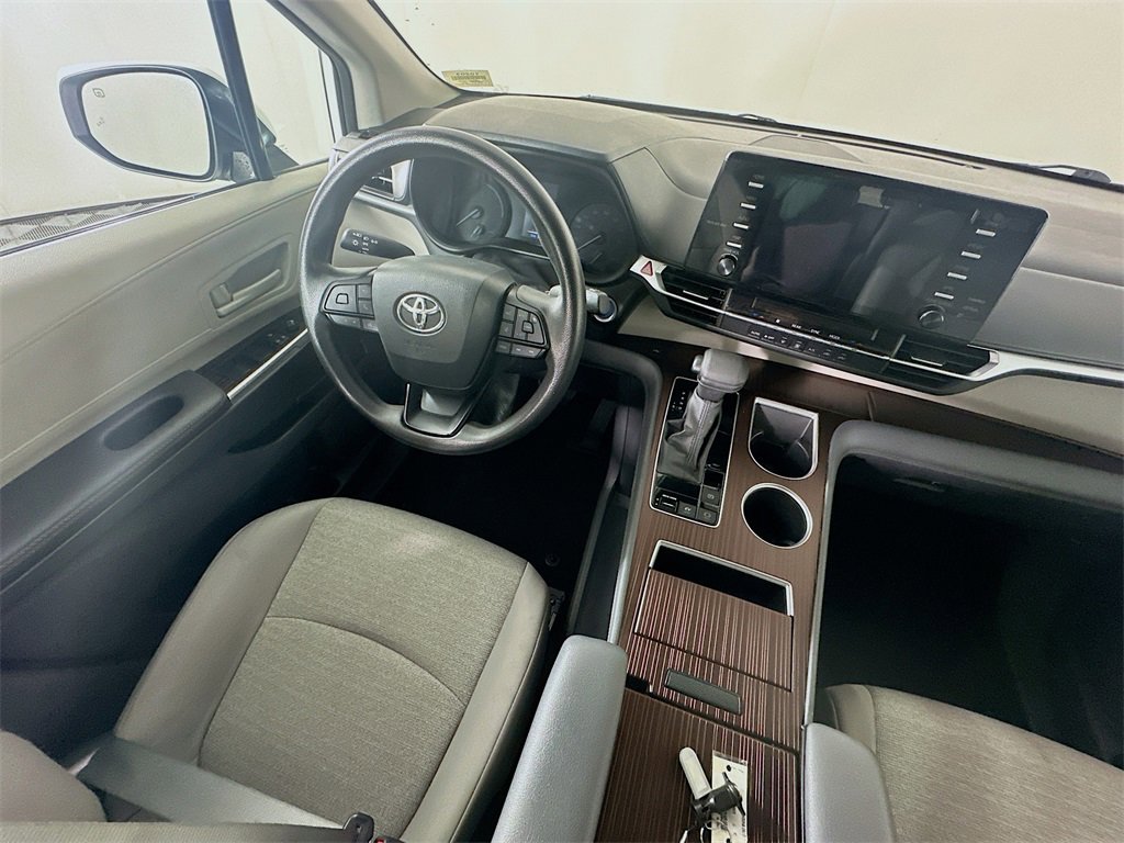 Used 2024 Toyota Sienna LE image 9